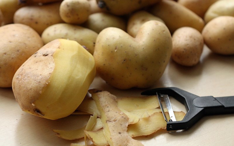 Đừng vội vứt vỏ khoai tây, luộc lên sẽ thấy công dụng không ngờ